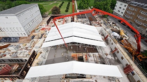 The LGS Weather Protection Roof provides comfortable working conditions especially in bad weather. Depending on site conditions and requirements, roller support provides the possibility to move the segments manually thus allowing the roof to be opened quickly.