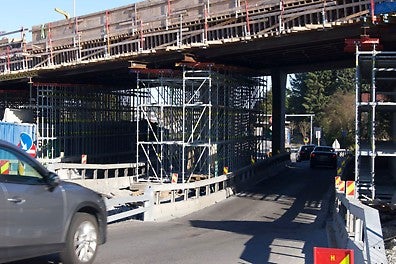 E39 Hove-Sandved består i all hovedsak av fem forskjellig bruer reist fra bakken, hvor den lengste er en to-felts motorveibru med lengde på over 340 meter. Systemvalg fra PERI er PERI UP, Multiprop med rammer, TRIO, CB240 klatring, rekkverkssikring med nett og spesialform.