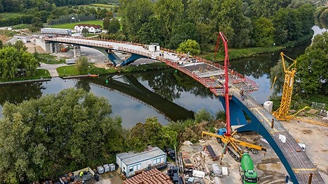 Pro výstavbu 195 m dlouhé mostovky a říms byla zvolena stavebnice pro inženýrské stavby VARIOKIT. 