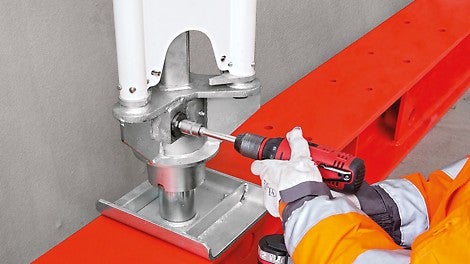 Dzięki mechanizmowi odciążenia podporę można łatwo i w sposób kontrolowany obniżyć o 10 cm nawet pod obciążeniem 20 t.<br/>