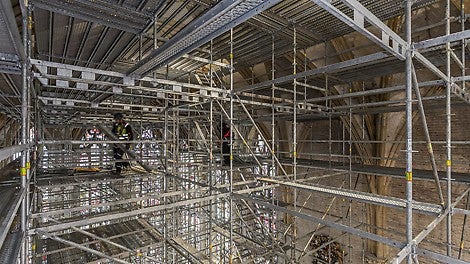 Mit PERI UP Flex wurden abgestufte Arbeitsebenen und Zugangsmöglichkeiten geschaffen, die eine sichere Ausführung der Arbeiten am Chorgewölbe und zeitgleich am Chorgestühl erlauben.