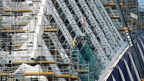 After completion of the steel fin construction, the scaffold was continuously modified and adapted for subsequent work operations.
