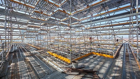 Systembeläge im metrischen Grundraster schaffen sichere Arbeitsebenen und Zugangswege – ohne Belagspalt und Stolperfallen.