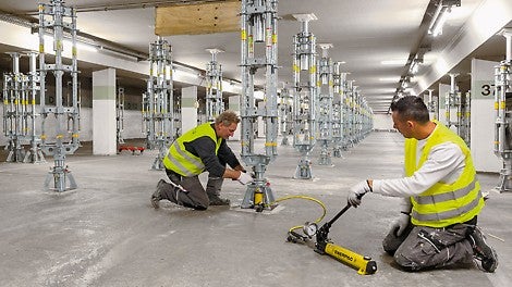 PERI UP Flex components can be used for a wide range of shoring solutions, among other things, for heavy-duty props. The mobile hydraulic unit of the prop allows for controlled loading and unloading which facilitates dismantling operations.