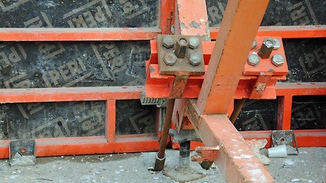 Forankring DW 26 påSB-bukken til den ensidige vægforskalling af kældervæggen til teknikrummet.