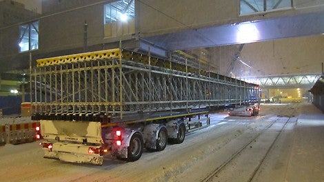 PERI UP LGS -osista esikasattu järeä 18 metriä pitkä kansi kuljetettiin nostopaikalle yöaikaan, jottei sen nostaminen häiritse liikennettä päiväsaikaan.