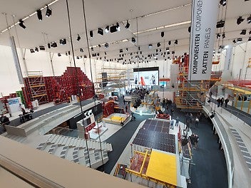 PERI à la bauma 2022 : la bauma s’est tenue fin octobre 2022 à Munich, après 3 ans ½ d’absence. Le groupe PERI y était à nouveau présent avec un hall de 4 400 m2 permettant d’exposer un très grand nombre de ses systèmes de coffrages, échafaudages et étaiements. (Photo : PERI France)<br/>