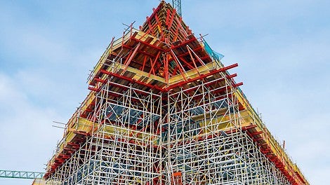 Välisseinad nõudsid toestuse olemasolu terve ehituse jooksul, kuni katuse montaažini. (Foto: PERI GmbH)<br/>