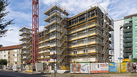 Die straßen- und stirnseitige Einrüstung erfolgte mit einem PERI UP Arbeits- und Schutzgerüst.