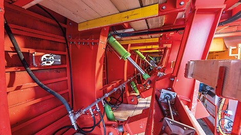 Inovativní pásový systém zaujal svými rozměry – 8,07 m na výšku, 14,5 m na délku, 10,7 m na šířku v režimu pro posun a 11,2 m na šířku v režimu pro betonáž. 