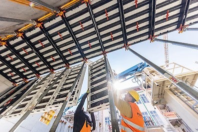 El principio del kit de construcción SKYMAX con paneles de aluminio y polímero alcanza un nivel muy alto de flexibilidad técnica y económica. Los paneles ligeros de polímero con un revestimiento especialmente duradero representan una alternativa sostenible a las soluciones convencionales de madera; su uso puede contrarrestar la extrema evolución del mercado mundial de la madera y los correspondientes largos plazos de entrega.