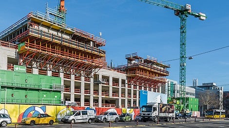 Mit der PERI Stützbock-Lösung konnte das innerstädtische, beengte Baufeld für die Baustellenlogistik sowie als Lager- und Montageplatz genutzt werden.