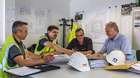 Beim Berliner Hochhausprojekt unterstützte ein kompetenter PERI Projektleiter zusammen mit dem PERI Fachberater die Hochtief Bauleitung bei der Realisierung des anspruchsvollen Hochhausprojekts.