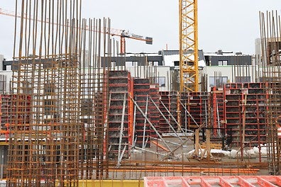 За колоните се използва кофраж LICO, който е изключително лек и удобен за работа, а стените се изпълняват с олекотения рамков кофраж DOMINO 275