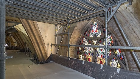 PERI UP Flex passt sich der komplexen Geometrie des Chorraums mit all seinen Nischen und Ausrundungen optimal an. Die Verwendung von Systembauteilen ermöglicht nicht nur schnelle Montagezeiten, sondern sorgt auch für eine sichere Arbeitsumgebung bei der Nutzung.