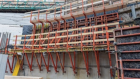 Jednostranný šplhavý systém SKS v kombinaci se stěnovým bedněním TRIO.