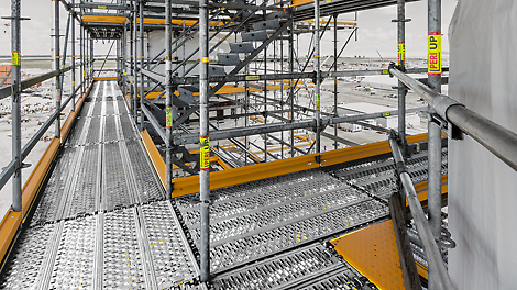 Модульность системы позволяет с легкостью соединять между собой отдельностоящие леса, экономя на возведении лестничных клеток для каждой конструкции и создавая безопасный переход между платформами одного уровня.<br/>