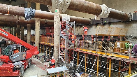 Coffrage d’un plot de 72 mètres linéaires et d’épaisseur 1,5 m - 3,3 m : coffrage de rives en manuportable DUO, coffrage de voiles TRIO adapté en coffrage de dalle, étaiement en MULTIPROP, système VARIOKIT<br/>