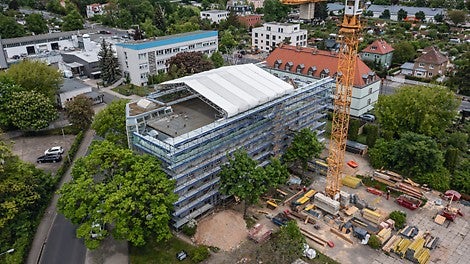 Das PERI UP Wetterschutzdach ist flexibel einsetzbar sowohl für die Sanierung als auch für den Neubau.<br/>