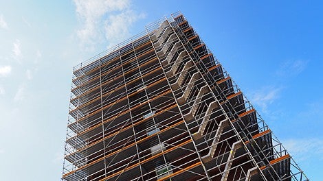 Flexibiliteten hos PERI UP Flex fasadställning möjliggör flera olika lösningar som är användarvänliga. 