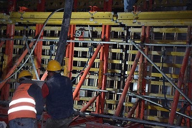 Бетоновата смес се полага в кофража посредством два щуцера монтирани на всяко платно