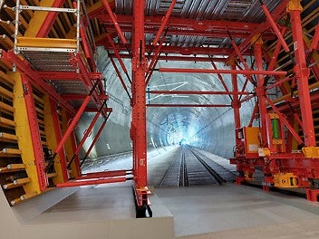 PERI à la bauma 2022 : la bauma fut aussi l’occasion de présenter des systèmes de coffrage de génie civil ; ici, en grandeur réelle, le portique de coffrage de tunnel du pont Filstal à Mühlhausen im Täle (Allemagne).<br/>Le portique de coffrage VTC est basé sur les éléments du système VARIOKIT, et offre aux utilisateurs un haut degré de flexibilité. (Photo : PERI France)<br/>