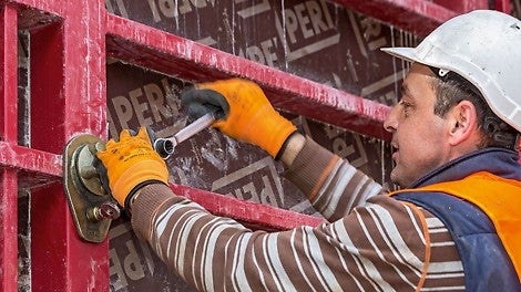 MAXIMO mit der einseitig bedienbaren MX Ankertechnik sparte den Mann auf der Gegenseite.