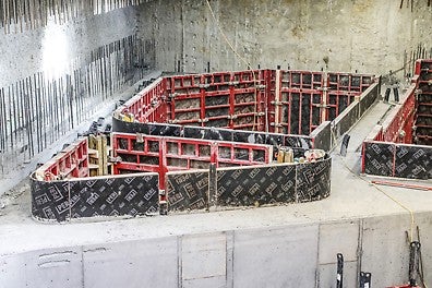 Station Reinprechtsdorfer Straße: Herstellung der Trägerroste durch eine Kombination von eigens angefertigten Formholzkästen und MAXIMO Rahmenschalung