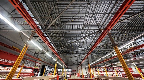 Die Kombination aus PERI UP, VARIOKIT und den MULTIPROP Deckenstützen ermöglichten dank des aufeinander abgestimmten Rasters einen ungestörten Weiterbetrieb der Würth-Filiale während der Gerüstarbeiten. 