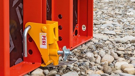 Anbringung des Lochbandspanners am Schalungselement