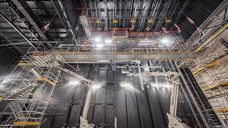 Der PERI UP Gerüstbaukasten erschließt auch die ganze Höhe des Bühnenraums.