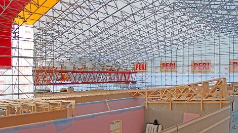 Kosteudenhallinnan kannalta vaativat työt, kuten vesikaton puutyöt ja julkisivumuuraukset, on tehty LGS 150 -sääsuojan alla. 