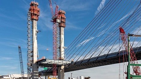Die alte Kosciuszko-Brücke wurde ursprünglich in den 1930er Jahren erbaut und war die einzige Brücke über den Newtown Creek, die keine Zugbrücke war. In den 75 Jahren seit ihrer Eröffnung hat der Verkehr exponentiell zugenommen, während das Bauwerk selbst sowohl gealtert als auch funktional veraltet ist.