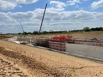 Situated between HS2’s Northolt Tunnel and the Colne Valley Viaduct, the 880m-long reinforced concrete tunnel will blend into its natural surroundings, covered with trees and plants once construction is complete. 