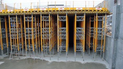 Dækforskalling med MULTIPROP tårne og GT 24 dragere som strøer og rideplanker til gymnastiksalen. <br/>