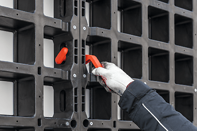 Avec un nombre minimum d&#039;éléments standards différents, le système DUO permet de coffrer efficacement les voiles, les dalles et les poteaux. <br/>