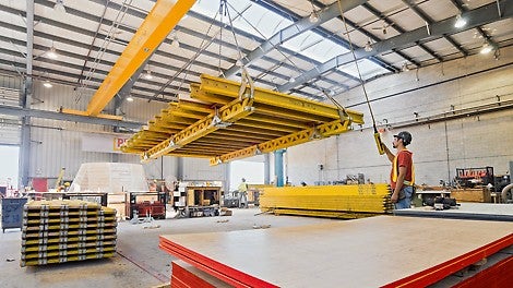 Handwerklich qualifizierte und fachlich geschulte PERI Montagespezialisten führen die Vormontage im Werk durch.<br/><br/>