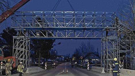 Die vormontierten Brückensegmente ließen sich anschließend mit dem Mobilkran auf die Auflagerkonstruktion aufsetzen. Dafür musste die Durchgangsstraße in den späten Abendstunden nur kurz für den Verkehr gesperrt werden.
