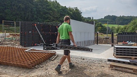 Das Schalen mit leichten Elementen minimiert den Geräte- und Kraneinsatz. Die geringen Gewichte erlauben kräfteschonendes Arbeiten mit verringerter Unfallgefahr, zudem sind die DUO Systembauteile aus Verbundwerkstoff frei von scharfen Kanten.