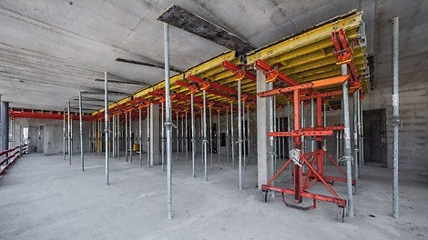 Großflächig und schnell: Die VARIODECK Tischlösung erlaubte das rasche Umsetzen großer Schalflächen.