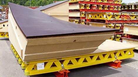 The complex geometry of the panel face required the highest quality work from PERI fabrication teams in the UK and Germany. The panels consist of two layers of 4 mm plywood, 21 mm thick lathing timbers, Cleatbox interlocking chipboard rib grillage and VARIO base panel – SRU walers, GT 24 girder and 21 mm thick chipboard panel face. 