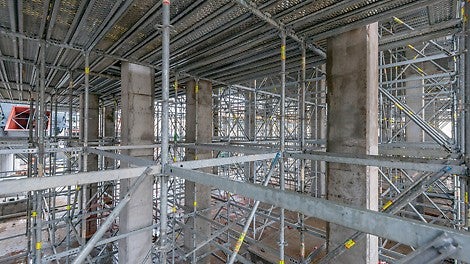 PERI UP FLEX - zapewnienie bezpiecznej komunikacji bez luk dzięki 25-centymetrowemu modułowi pomostów