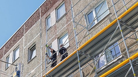 Mit dem PERI UP Easy Stiel lässt sich zusätzlich zum Außengeländer auch das Innengeländer vorlaufend montieren – sicher und ohne Zusatzaufwand.