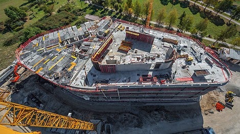 Zur Herstellung der aufgehenden Stahlbetonbauteile wurden RUNDFLEX, MAXIMO und TRIO eingesetzt, die sich dank der einheitlichen Elementverbindung mittels BFD Richtschloss problemlos kombinieren ließen.