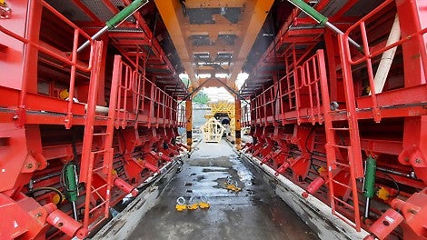 Управление опалубкой осуществляется с помощью гидравлической системы (20 гидроцилиндров и 4 гидравлических привода)