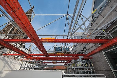 Sur des sols instables ou dans des espaces confinés, le VARIOKIT peut être utilisé comme base porteuse pour diverses applications du kit d&#039;échafaudage PERI UP.