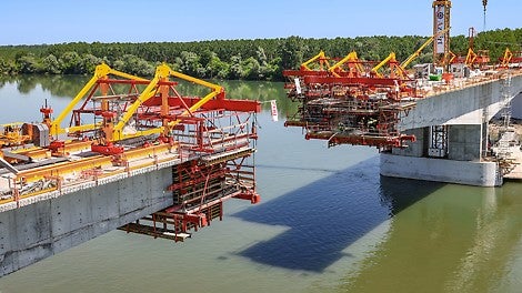 Pomeranje konstrukcije od preko 80 t na sledeći takt betoniranja korišćenjem hidrauličnih presa.