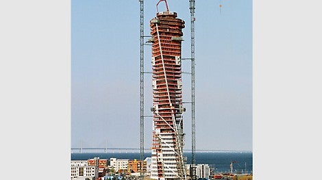 &lt;p&gt;A 190 m magas svédországi Turning Torso iroda- és lakóépület torziós architektúrája miatt különösen hatékony zsalukoncepciót igényel ACS kúszóegységekkel.&lt;/p&gt;<br/>