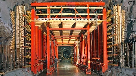 Seinämuotit olivat ripustettu asennustelineeseen, jonka läpi työmaaliikenne saattoi kulkea.