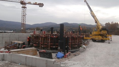 Pomocou kruhového stenového debnenia RUNDFLEX bol dosiahnutý tvar dokonalého kruhu tzw. nádrží grow tank a nursery tank pre chov rýb z čelade Klárius Panafrický.